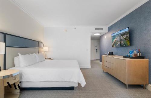 Mid Beach Apartment | FontaineBleau Ocean View with Balcony & Beach Access