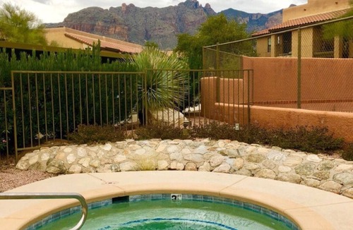 Tucson Condo | Foothills 2-bedroom condo in welcoming Tucson with AC and fitness room
