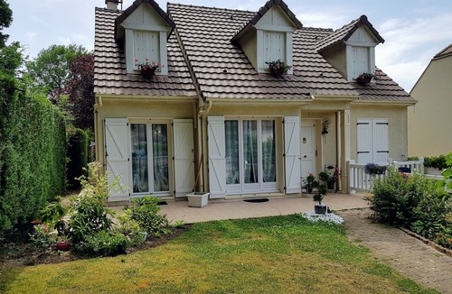 Le Mesnil-Saint-Denis Bed & Breakfast | FOR RENT PRIVATE ROOM WITH BALCONY AND JERDIN
