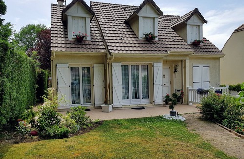 Le Mesnil-Saint-Denis Bed & Breakfast | FOR RENT PRIVATE ROOM WITH BALCONY AND JERDIN