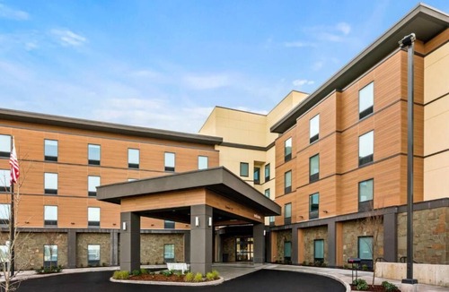 Tigard Hotel | For The Whole Family! 3 Units, Pool, Free Parking & Breakfast, Pets Allowed!