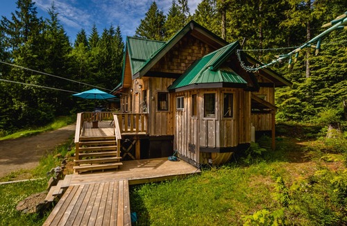 Courtenay House | Forbidden Plateau Paradise with Hot Tub