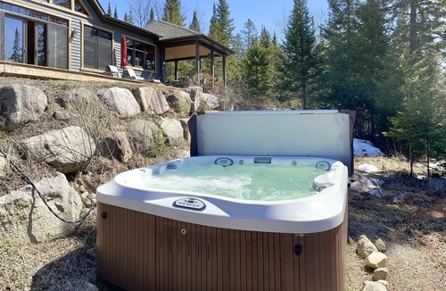 Sainte-Agathe-des-Monts Ski Chalet | Forest Chalet, by the *river*, hot tub*, *ski*, near Mont-Tremblant, 5 beds
