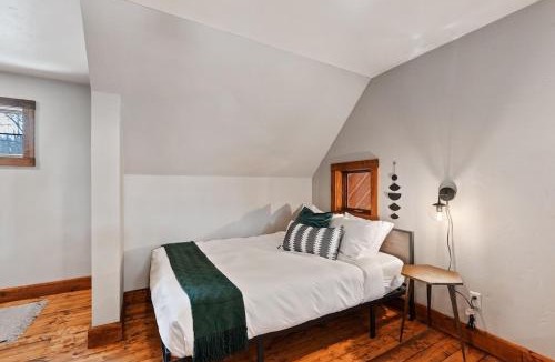 Oostburg Ski Chalet | Forest cabin near Kohler Andrae with hot tub