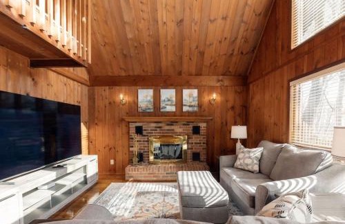 Johnson City House | Forest Chalet Retreat Minutes from Downtown 4 bed