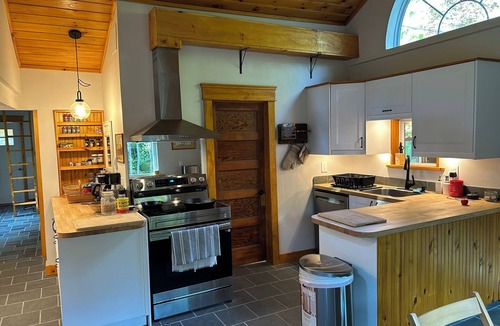 South Franklin Cottage | Forest Cottage by Creek near Mt Blue State Park