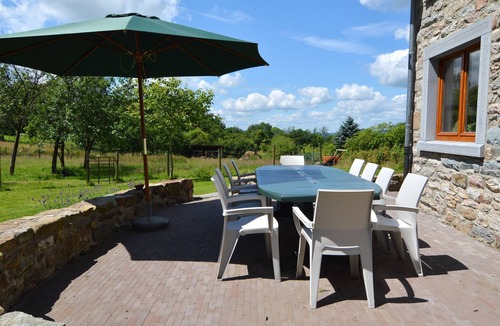 Commanster House | Forest-Edge Stay, Burtonville