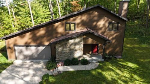 Baraboo House | Forest Escape - Quiet and Private