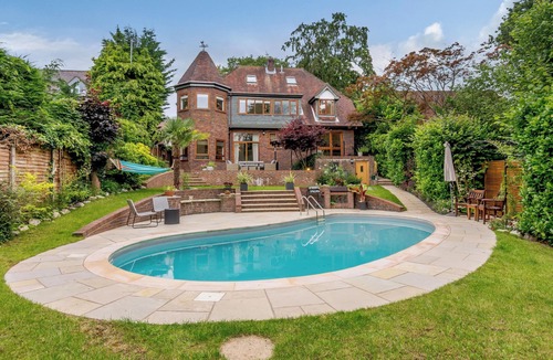 Farnham Common Cottage | Forest Getaway