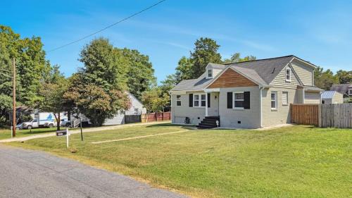North Chesterfield House | Forest Hil Pet Friendly & Gourmet Kitchen