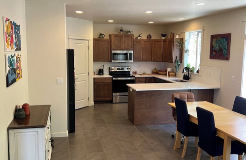 Thurston House | Forest home and outdoor adventure paradise! 15 minutes to Autzen Stadium.