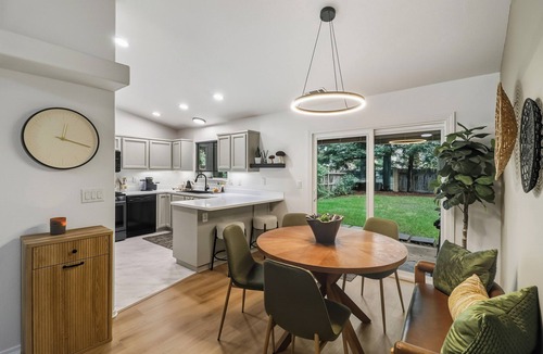 Redding House | Forest Homes Retreat – Mid-Century Modern Comfort in the Heart of Redding