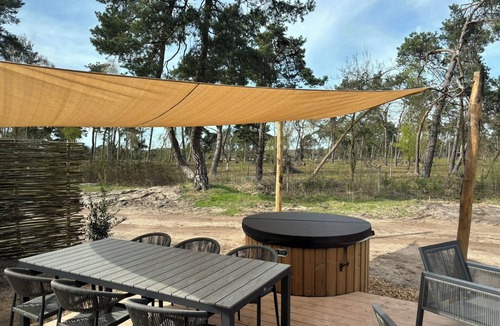 Lattrop House | Forest Lodge with hot tub and sauna for 6 people located on the edge of the park with views of the forest. Luxury lodge with 3 bedrooms, a terrace and private wellness.