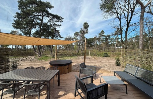 Lattrop House | Forest Lodge with hot tub and sauna for 6 people located on the edge of the park with views of the forest. Luxury lodge with 3 bedrooms, a terrace and private wellness.