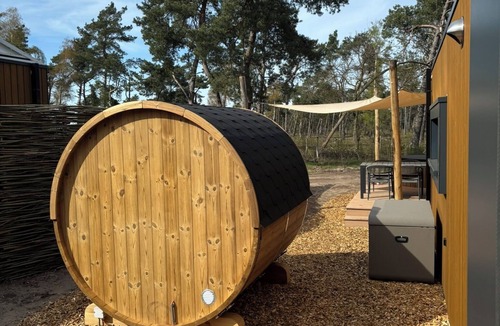 Lattrop House | Forest Lodge with hot tub and sauna for 6 people located on the edge of the park with views of the forest. Luxury lodge with 3 bedrooms, a terrace and private wellness.
