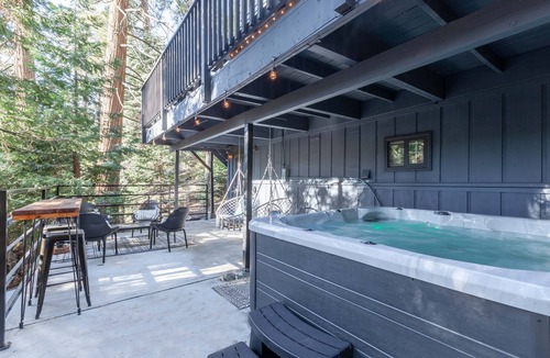 Lake Arrowhead Cottage | Forest Moon Chalet. Designer & Pet Friendly Luxury 3 Bdrm. w/Hot Tub