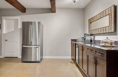 Springbank Condo | Forest Retreat 2 Acres Fully Equipped + Views
