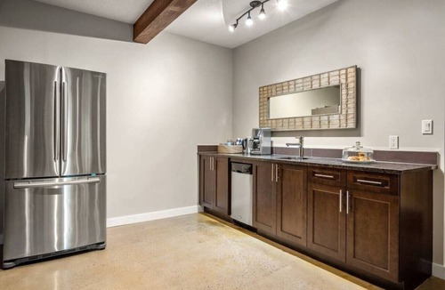 Springbank Condo | Forest Retreat 2 Acres Fully Equipped + Views