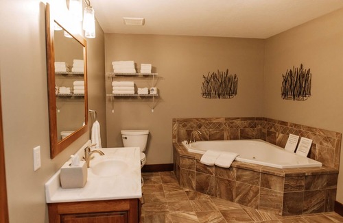Dundee Cabin | Forest Stream Suite: Luxury Suite in Amish Country, Ohio