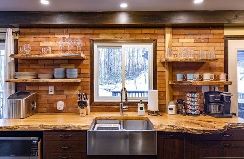 Norland Cabin | Forest Tranquility: Secluded Pet-Friendly Cabin with a Hot Tub in Kawartha Lakes, Ontario