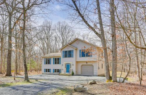 East Stroudsburg House | Forest-View Deck & Fire Pit: Poconos Escape!