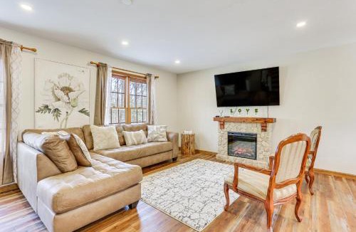 East Stroudsburg House | Forest-View Deck & Fire Pit: Poconos Escape!