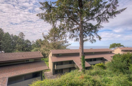 Otter Rock Hotel | Forest-View Room with 2 Queen Beds