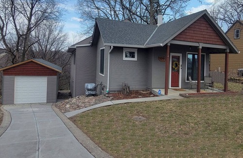 Bellevue House | Forested 3/BR-Bth, patio & Lanai, movie & billiards rms, chef's kitchen,close by