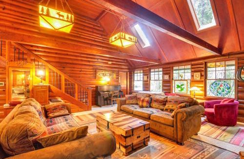Rhododendron House | Forested 'Minikahda Lodge' w/Hot Tub Near Mt Hood