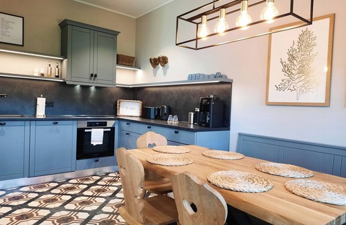 Friedeburg Apartment | Forestry chic: flat with lake and forest view
