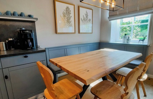 Friedeburg Apartment | Forestry chic: flat with lake and forest view
