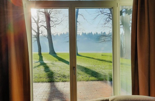 Friedeburg Apartment | Forestry chic: flat with lake and forest view