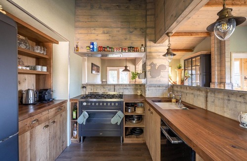 Nadrin House | Forestside Escape near Lake