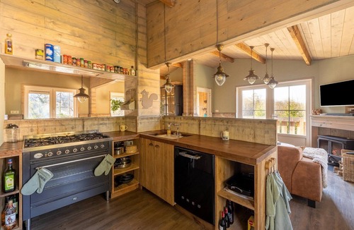 Nadrin House | Forestside Escape near Lake