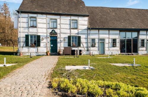 Awenne House | Forestside Escape for 15 Guests