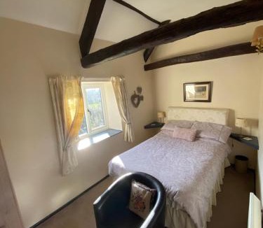 Black Torrington Apartment | Forge Cottage, Cosy Couples Retreat in the Devon Countryside, Indoor Pool, Tennis Court and Tarka Trail Access