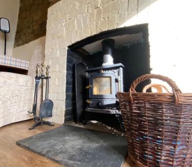 Black Torrington Apartment | Forge Cottage, Cosy Couples Retreat in the Devon Countryside, Indoor Pool, Tennis Court and Tarka Trail Access