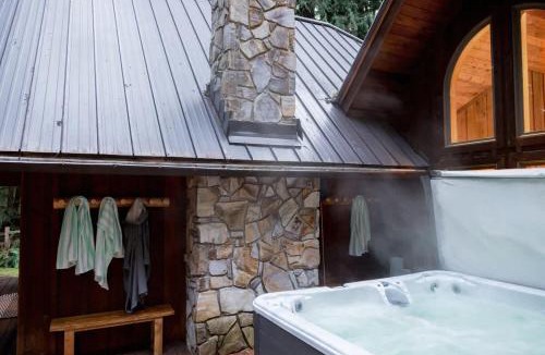 Rhododendron House | Forrest Lodge Large Private Luxury w Hot Tub