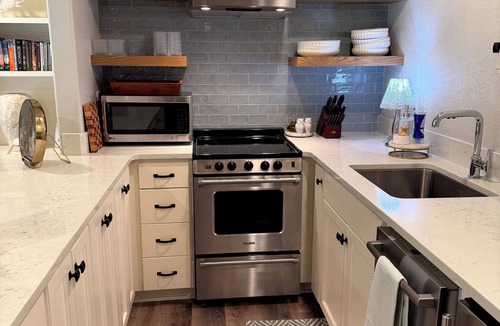 Walla Walla East House | Forrest Retreat — Charming 2-BR Suite w/private Jacuzzi & Patio