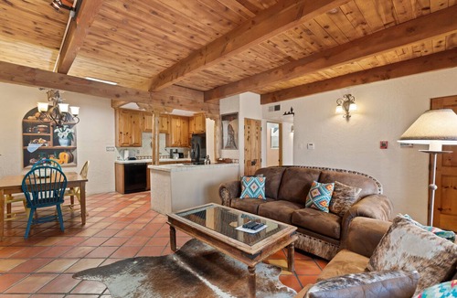 Northeast Santa Fe Hotel | Fort Marcy 17 | Walk to Plaza | Fireplace | Kitchen | Hot Tub | Pool | End Unit | Single Level