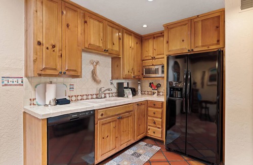Northeast Santa Fe Hotel | Fort Marcy 17 | Walk to Plaza | Fireplace | Kitchen | Hot Tub | Pool | End Unit | Single Level