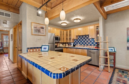 Northeast Santa Fe Hotel | Fort Marcy 20 | Walk to Plaza | Fireplace | Kitchen | Hot Tub | Pool | End Unit | Single Level