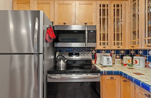 Northeast Santa Fe Hotel | Fort Marcy 20 | Walk to Plaza | Fireplace | Kitchen | Hot Tub | Pool | End Unit | Single Level