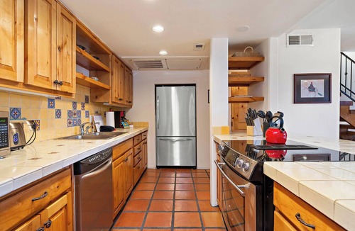 Northeast Santa Fe Hotel | Fort Marcy 23 | Walk to Plaza | Kiva Fireplace | Full Kitchen | Hot Tub | Pool | 2 Levels