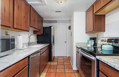 Northeast Santa Fe Hotel | Fort Marcy 25 | Walk to Plaza | Kiva Fireplace | Full Kitchen | Hot Tub | Pool | 2 Levels