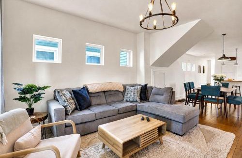 Fountain Square House | Fountain Square Gem with Rooftop Patio & Fire Pit- Family Friendly