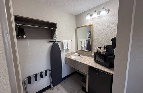 Tucson Hotel | Four 2 Queen Suites—Perfect for Vacation, Business or Family Travel