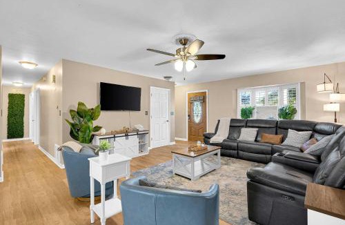 Largo House | Four Bed Home with Pool Game Room Bar Near Beach