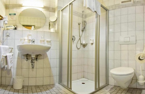 Ehingen Apartment | Four-bed room Comfort with shower and WC