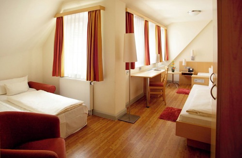 Ehingen Apartment | Four-bed room Comfort with shower and WC